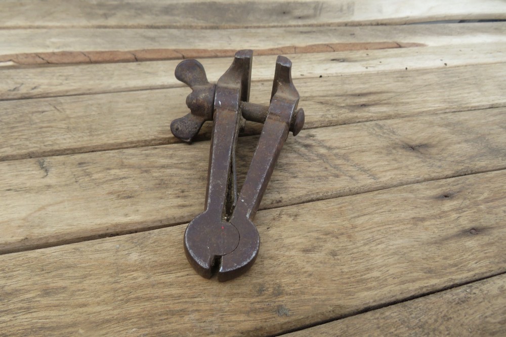 old hand vise  ( 2603