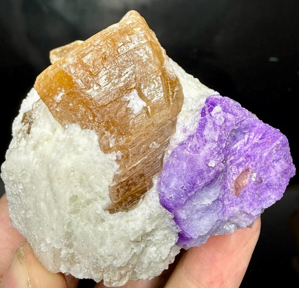 212 Gram Fluorescent Phosphorescent Tenebrescent Hackmanite With Phlogopite