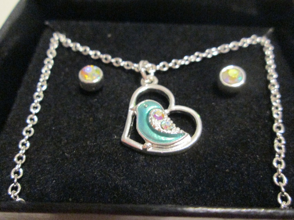 AVON SOARING LOVE NECKLACE AND EARRING GIFT SET