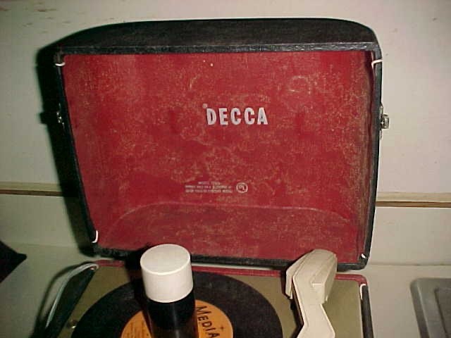 1957 DECCA DP-910 ART DECO - MODERNE PHONOGRAPH - BAKELITE KNOBS and HANDLE