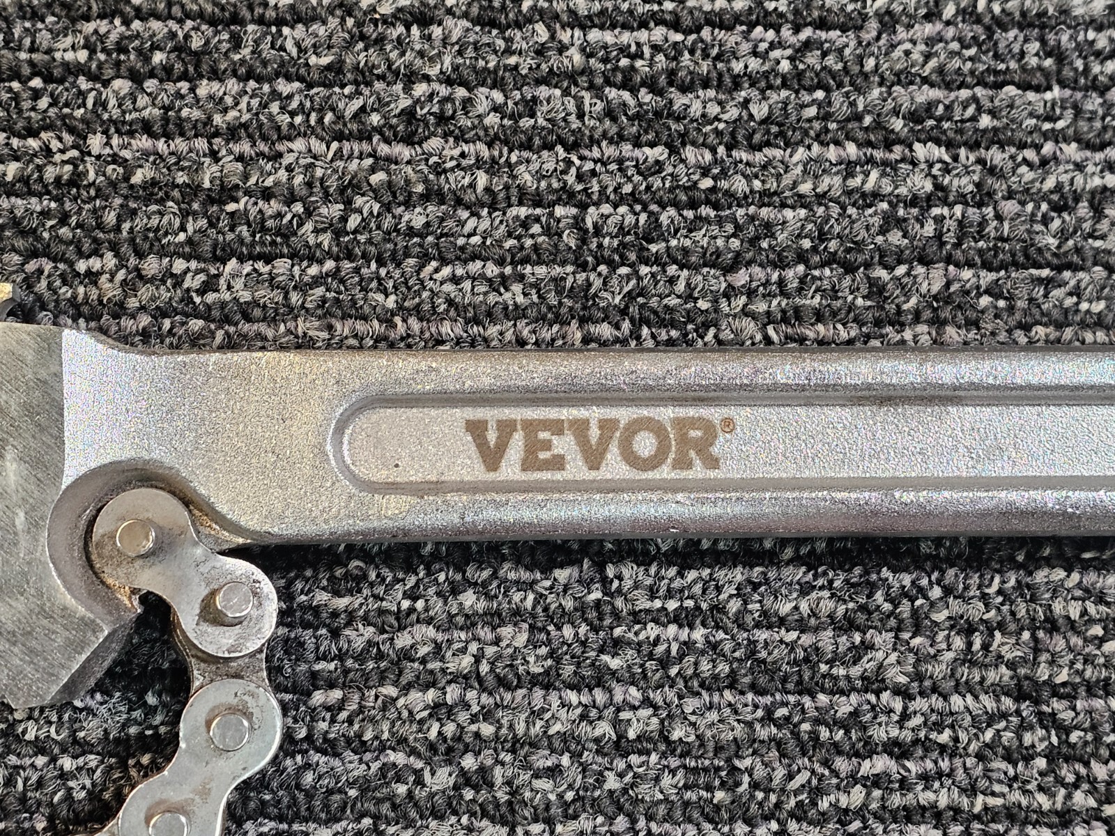 VEVOR 24-inch Chain Wrench Steel Straight Handle Tool with Chain in Silver