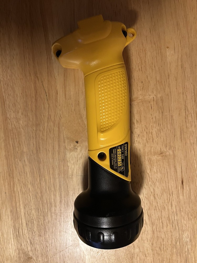 DEWALT DW902 - 9.6 Volt Cordless Flashlight Work Light Tool Only