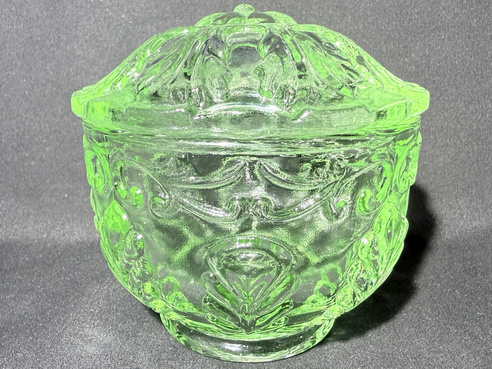 Green Vaseline Uranium glass covered candy dish coffee sugar jar bowl / selenium