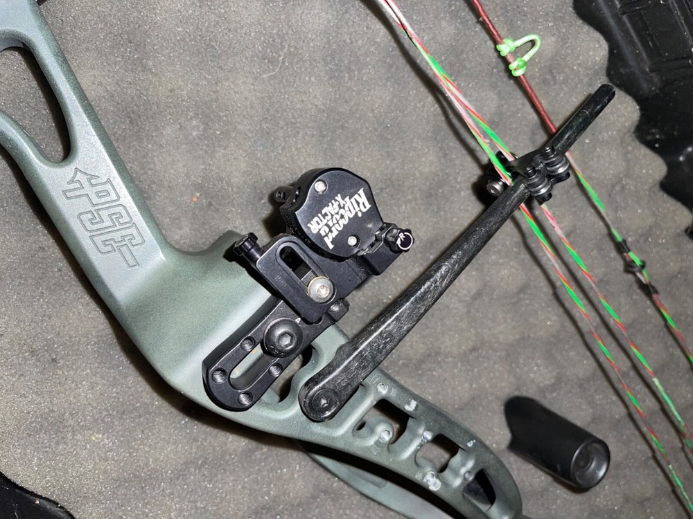 compound bow and arrow set