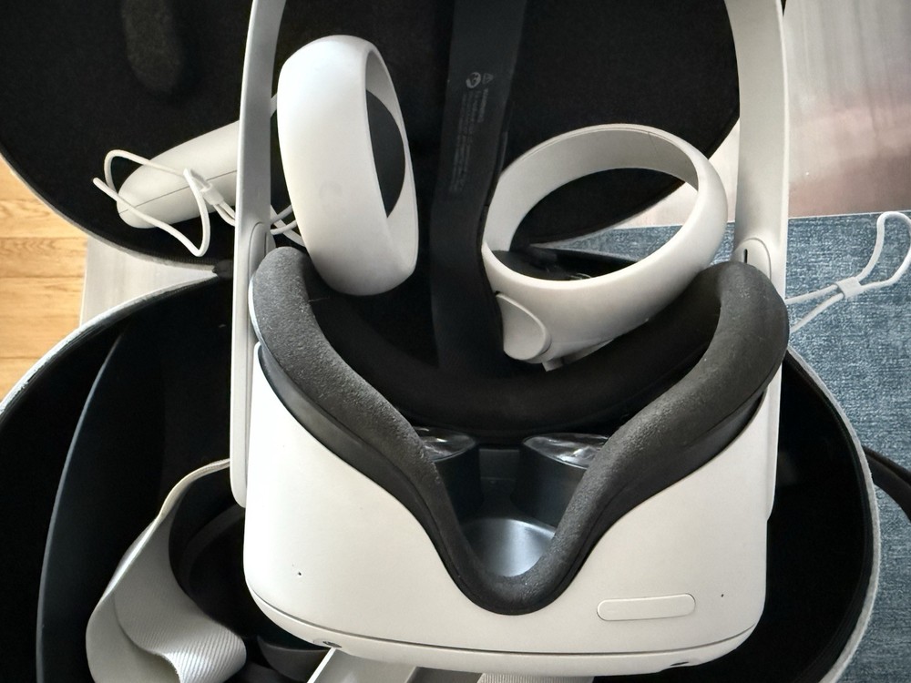 Meta Oculus Quest 2 VR Headset (2021) + 2 Controllers + Carrying Case