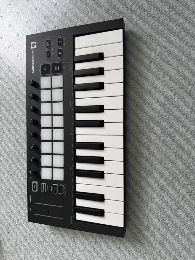 Novation Launchkey Mini Mk3 25 Mini-key Midi Keyboard Controller (NO CABLE)
