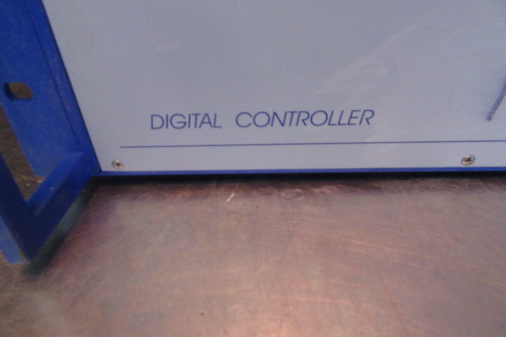 P63 PHYSIK INSTRUMENTS PI DIGITAL PIEZO CONTROLLER C-880-00 / C880B0001
