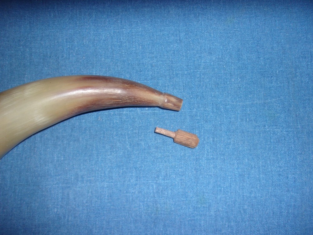 NICE ANTIQUE SMALL BLACK POWDER MUZZLELOADER HORN