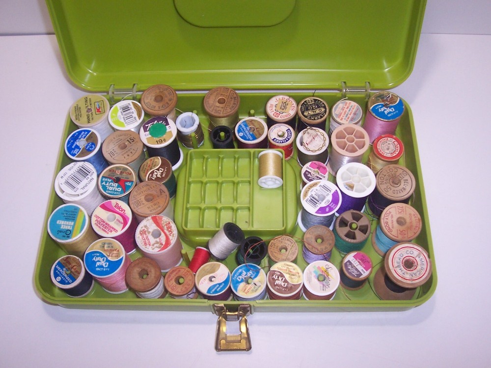 Vintage Wilson Wil-hold Green Plastic Thread Spool & Bobbin Handled Storage Case