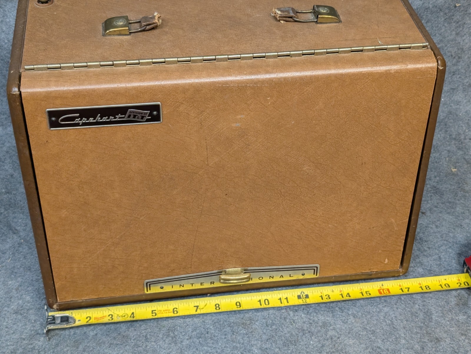 Capehart International 88P66BNL PORTABLE MULTIBAND TUBE RADIO - For Parts