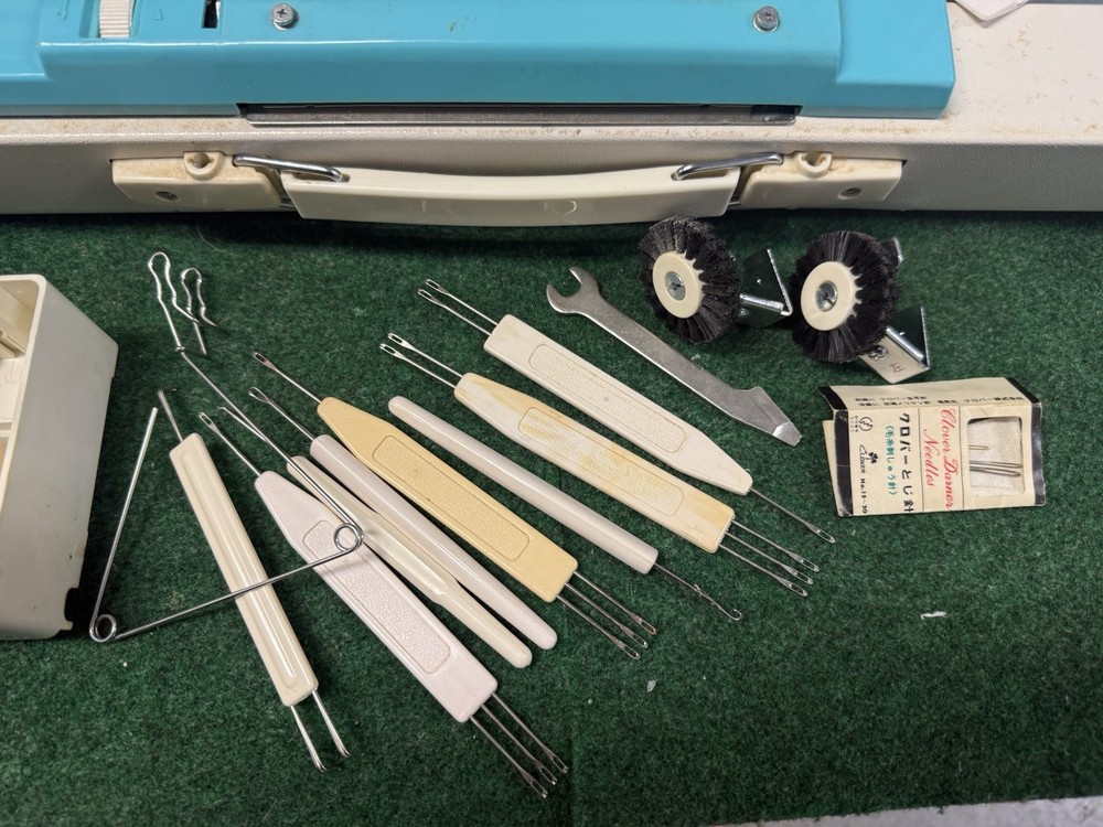 Singer/Silver Studio Sk-313 Knitting Machine And Accessories Untested