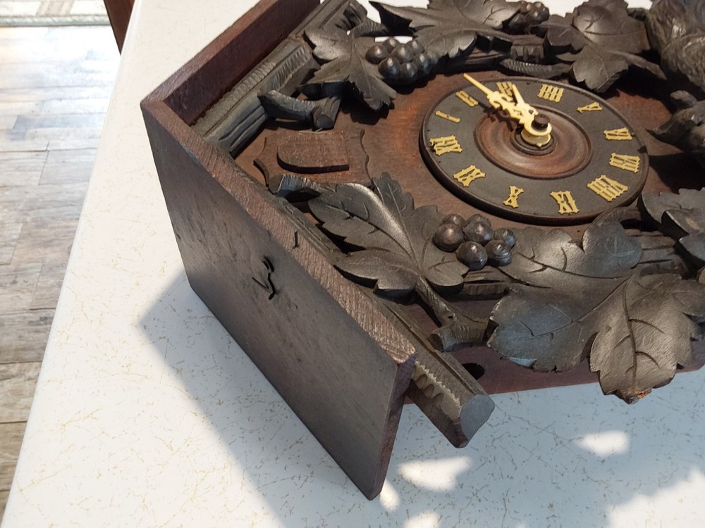 Antique BLACK FOREST Cuckoo Clock w/Wolf