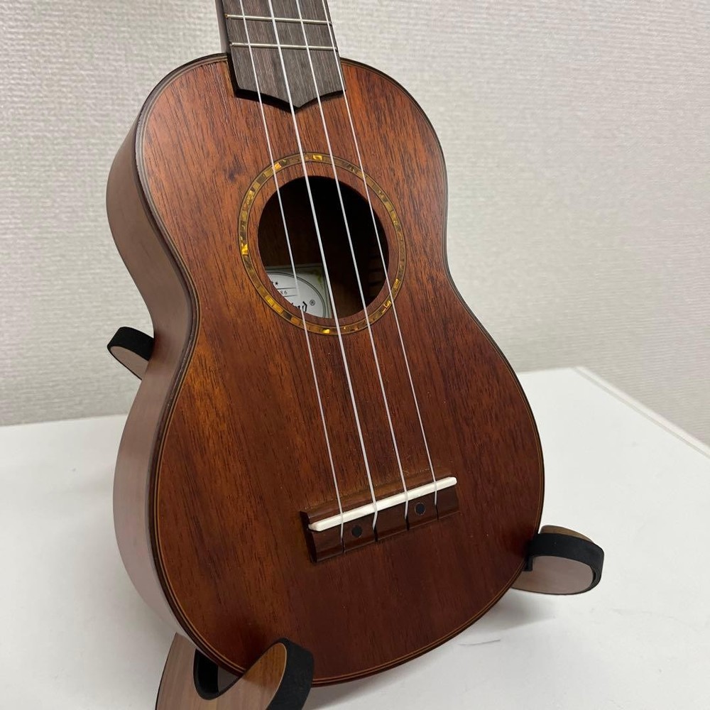 strong wind ukulele with case and stand