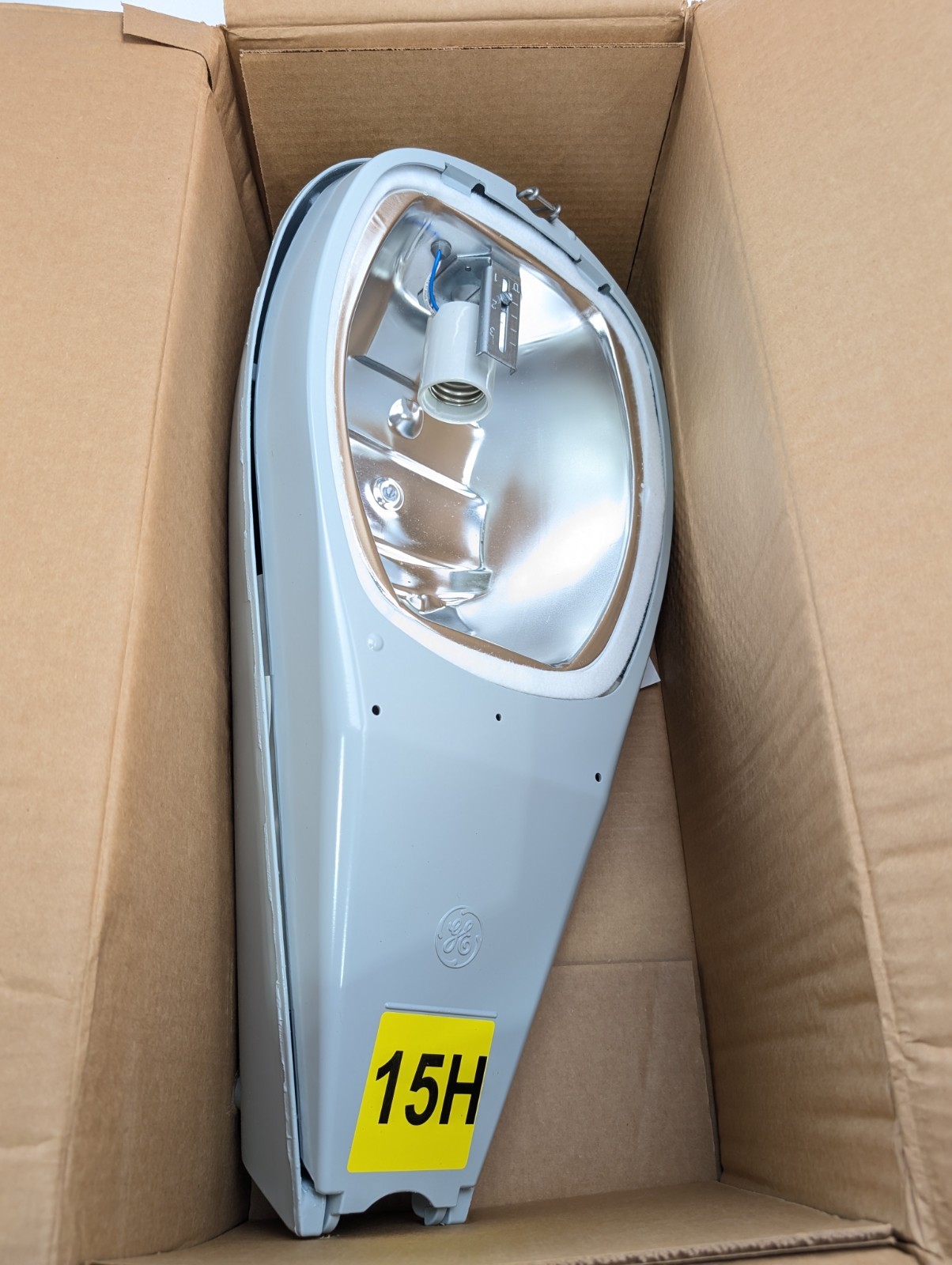 GE M-250R2 150 watt Street Light Fixture - NEW