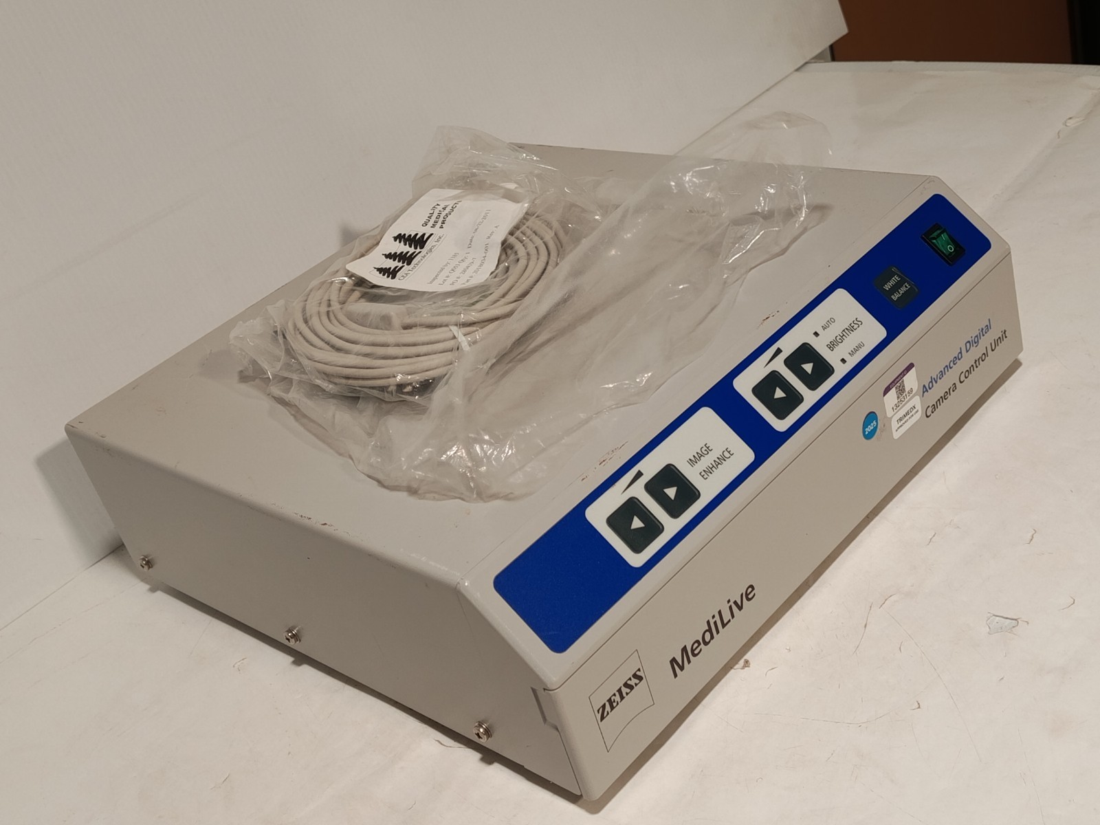 Carl Zeiss MediLive 3 CCD Mono NTSC Camera Control Unit MNR 1030-466 as shown