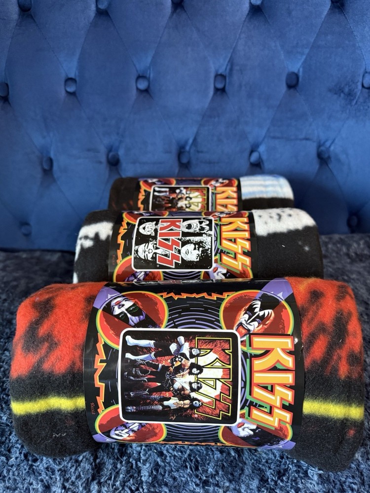 3 Kiss Throw Blankets 50x60 Never Used Still In Original Packaging