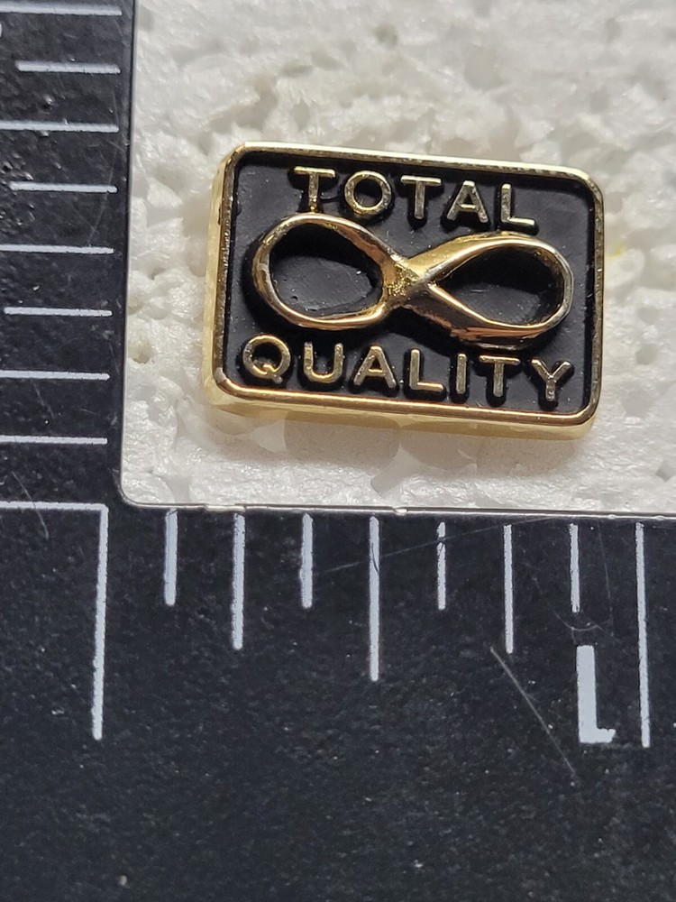 TOTAL QUALITY HAT LAPEL PIN PIN BACK USED (Y2599)
