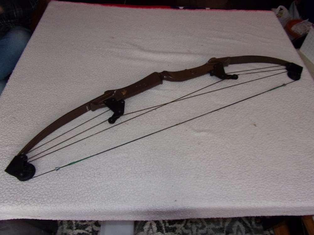 Bear Whitetail Hunter Compound Bow Later Model