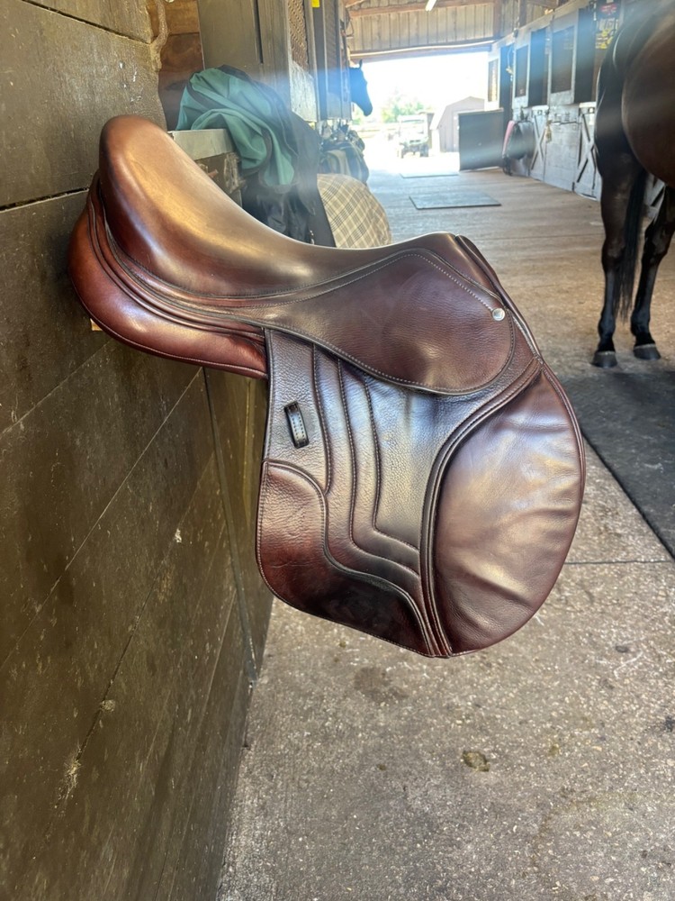17.5” Schleese Jete Jump Saddle