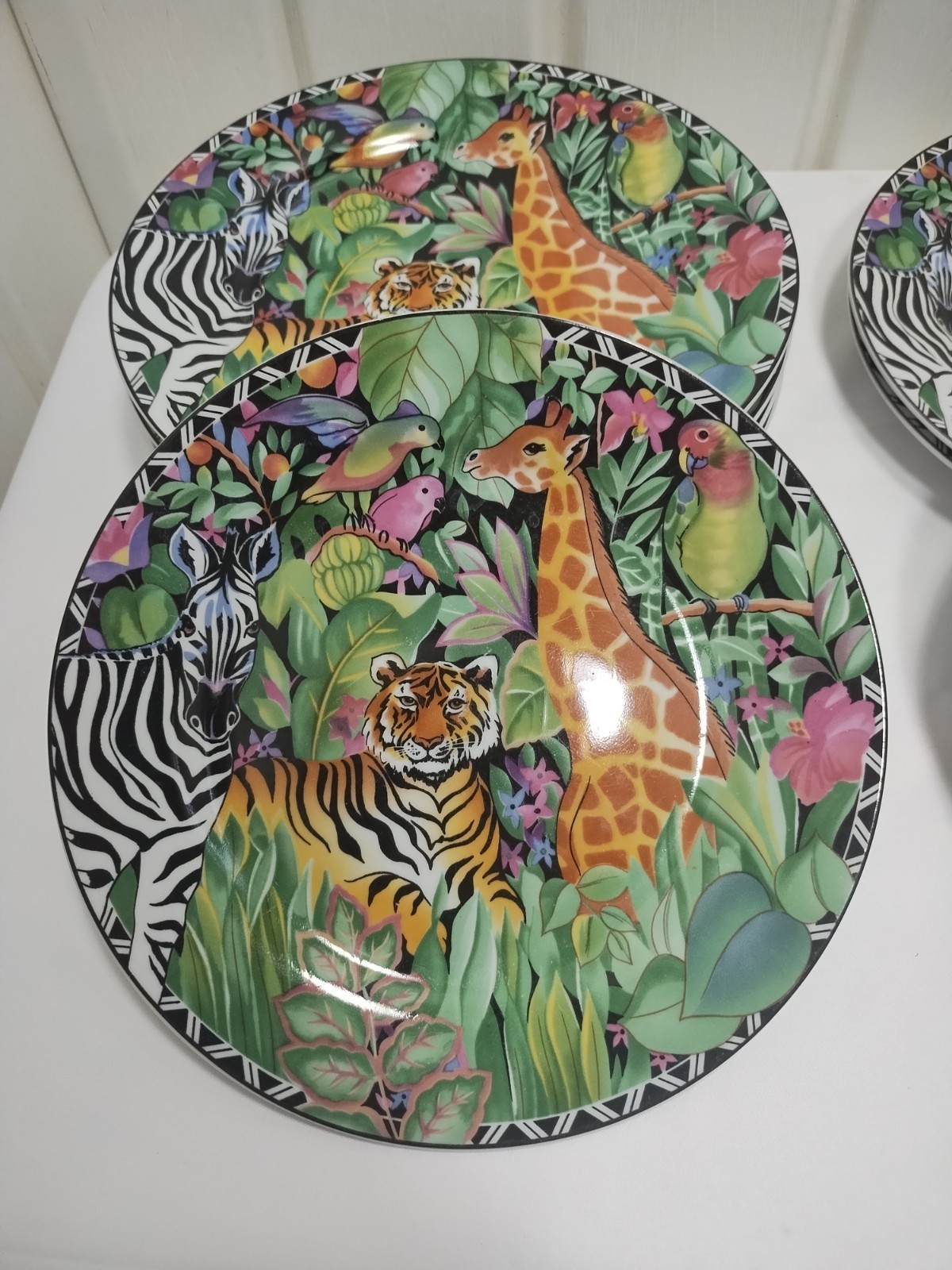 Sakura Ultra Porcelain Dinnerware Set of 8 plates - "Magic Jungle" Pattern
