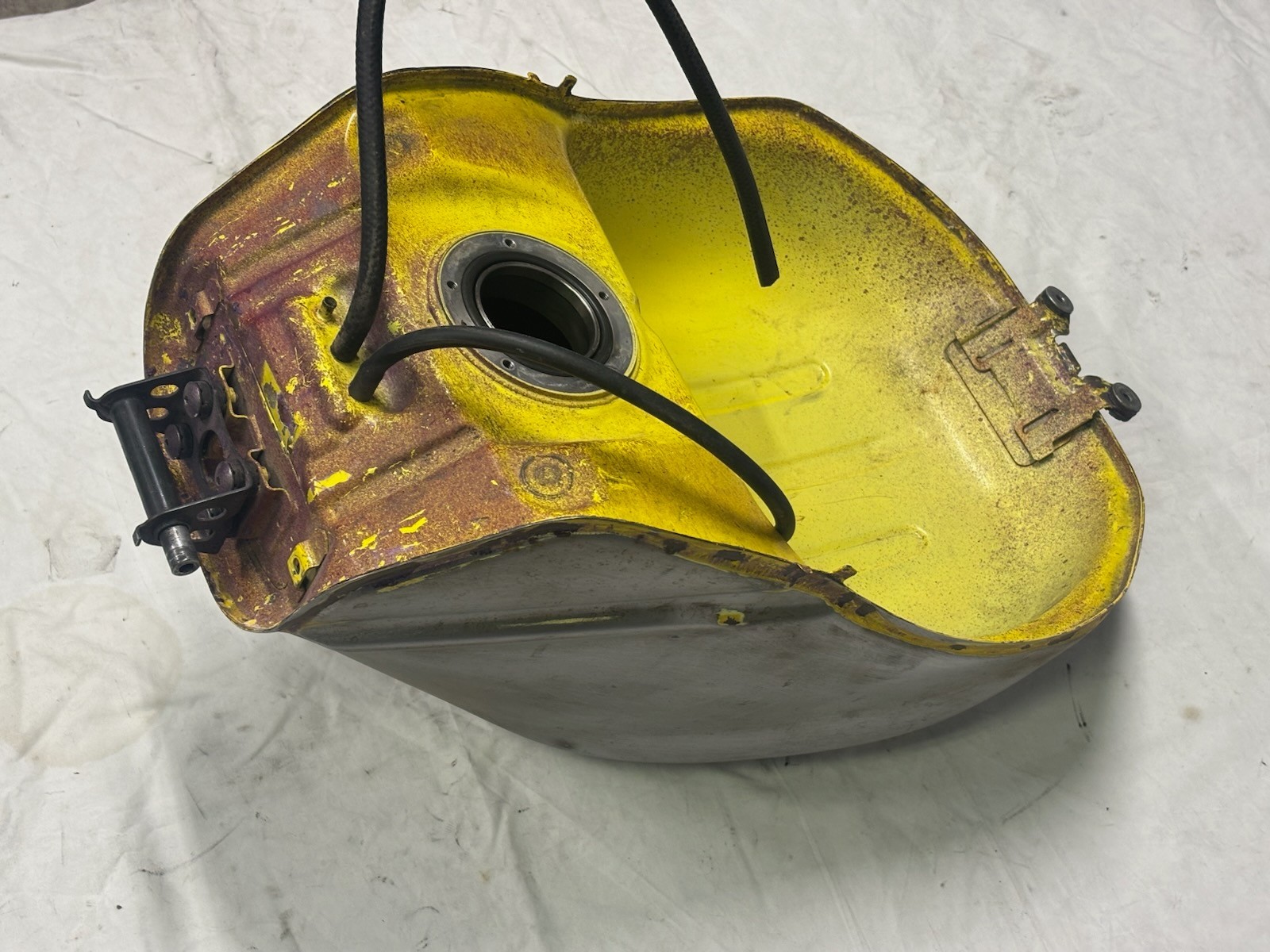 2004-2005 04 05 SUZUKI GSXR 600 750 OEM GAS TANK FUEL CELL RESERVOIR *NO DENT*