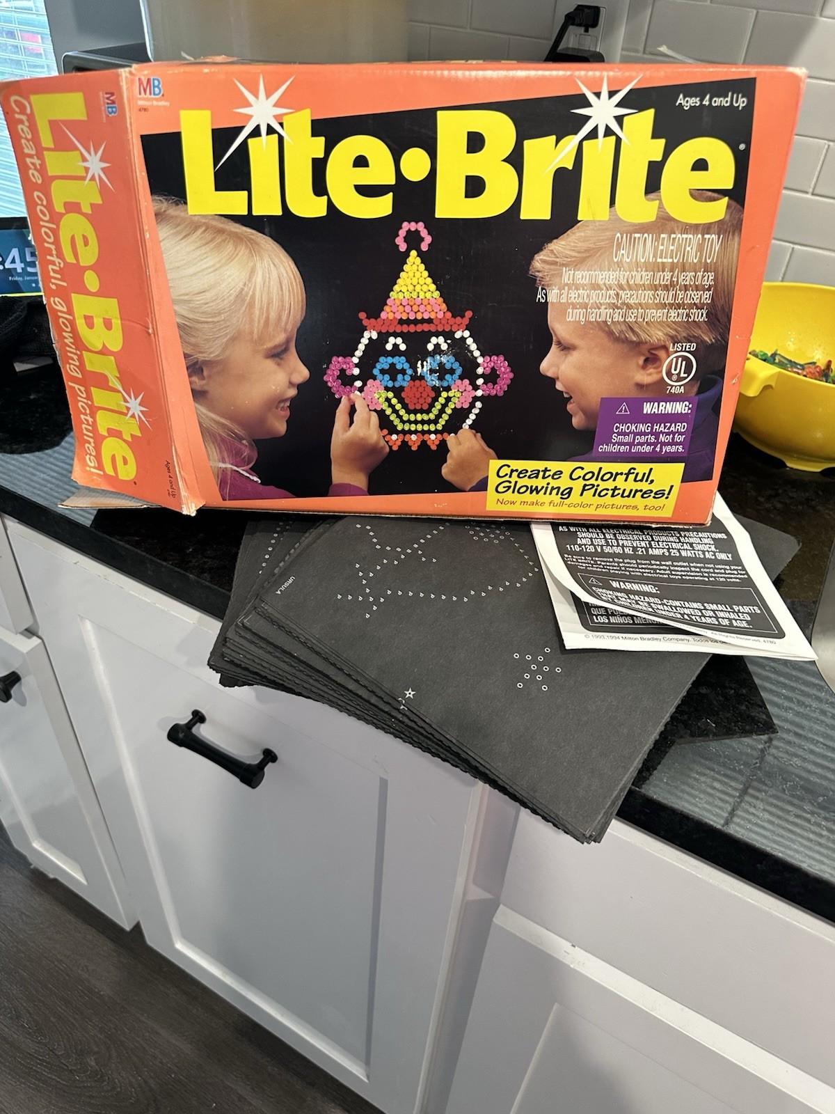 Vintage 1981 Lite Brite w/ Pegs Lots Of Original Paper Patterns - Works