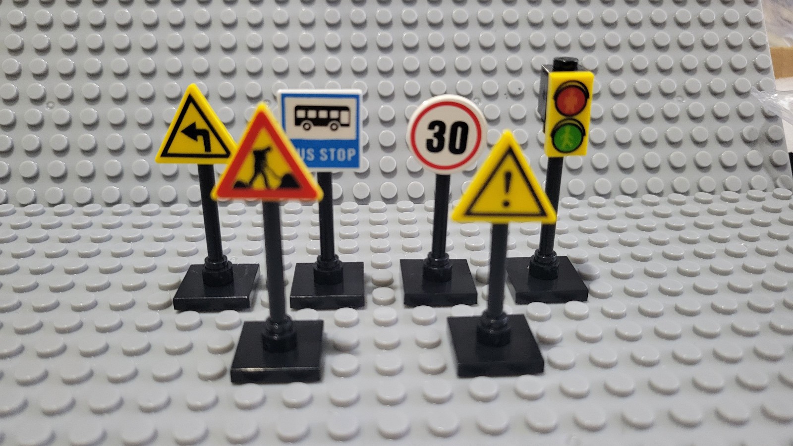 Road Accessories - Road Signs and Road Lamp Posts / Lights for Minifigure