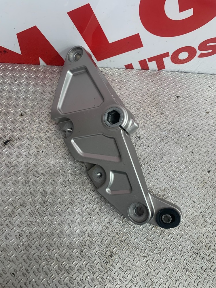 2018 HONDA CB1000R RH SIDE BRACKET SILVER SUPPORT BRACKET RH SIDE REF A017