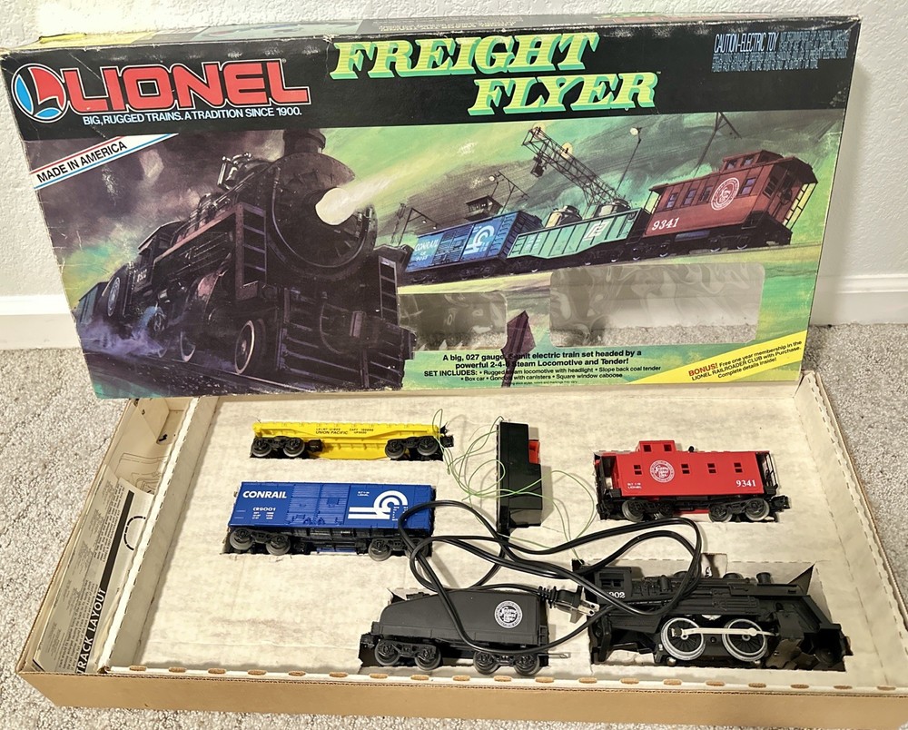 Lionel Freight Flyer 1986 Train Set-