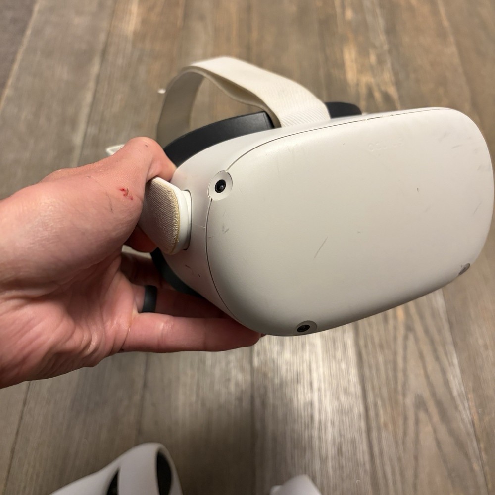 Meta / Oculus Quest 2 256gb with controllers - Fully Functional Needs Face Pad