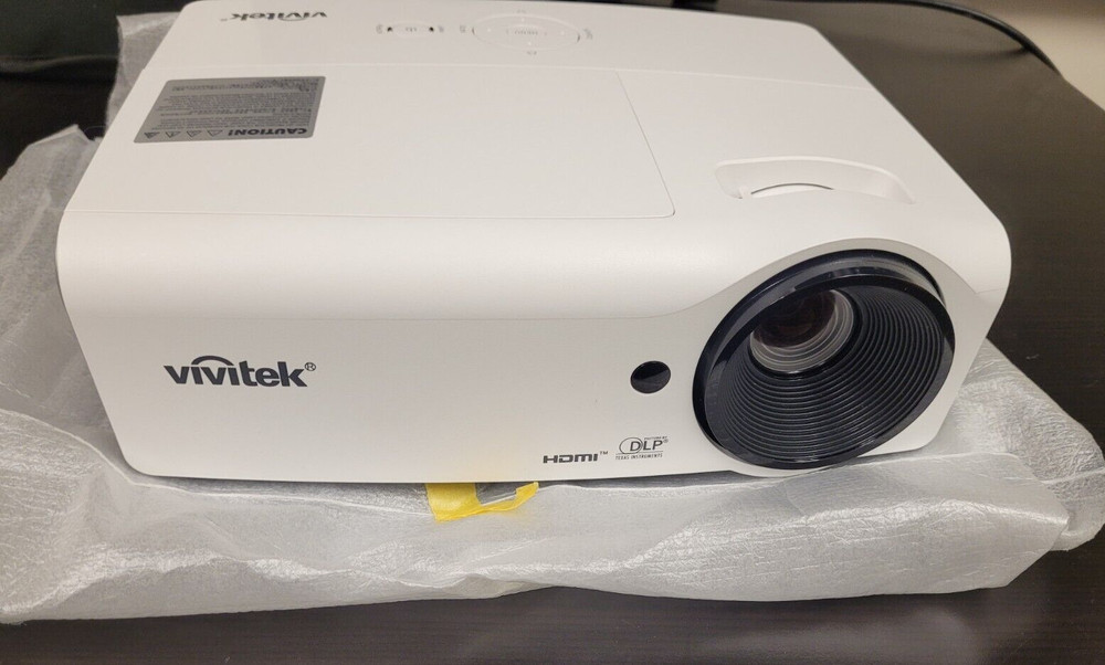Vivitek D554 DLP Projector 3D Ready HDMI includes Cords, Remote, Case, Software