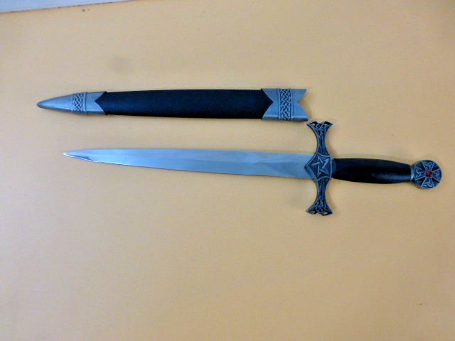 Knotted Celtic Dagger Replica Unsharpened New in Box