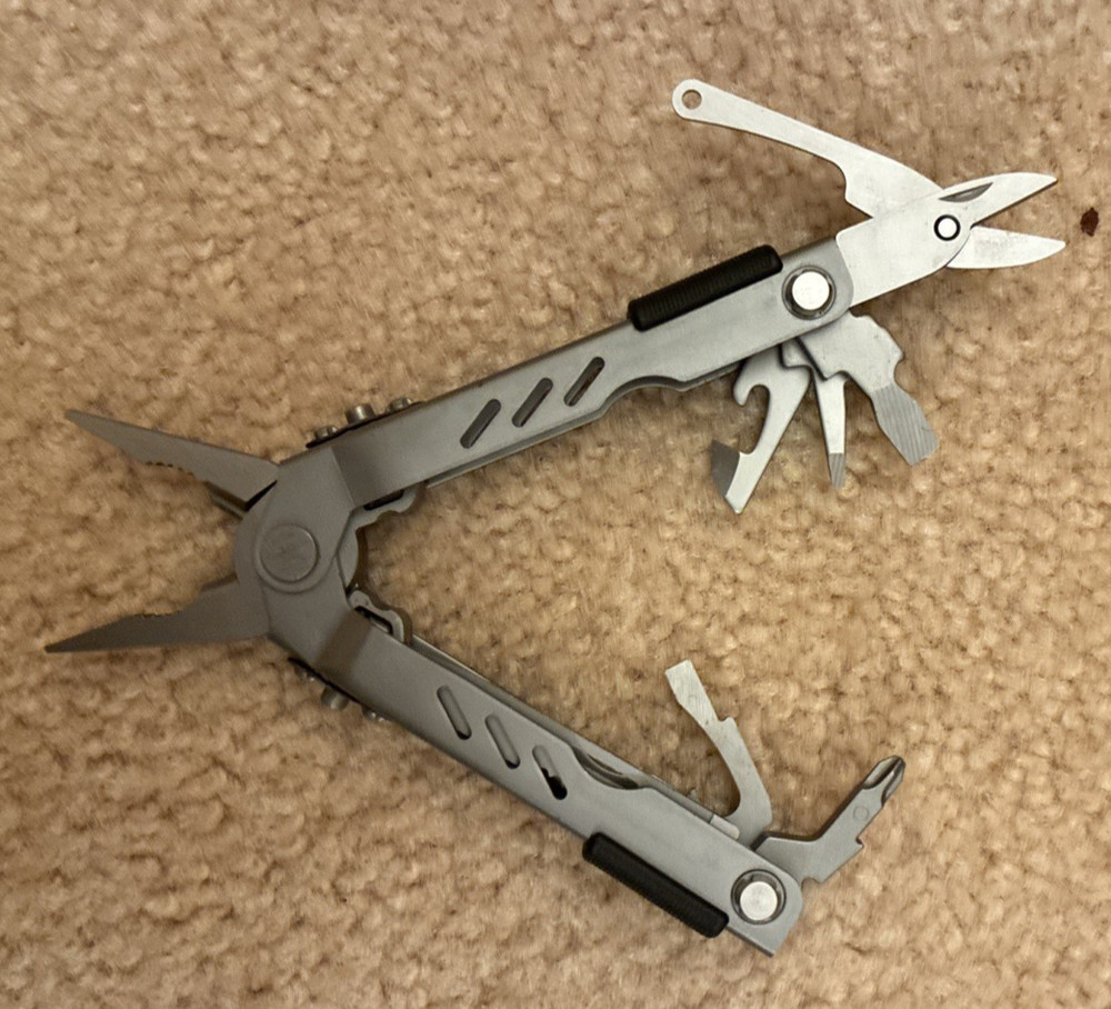 Pristine Discontinued Gerber Multi Tool Needlenose Drop Point blade with Sheath