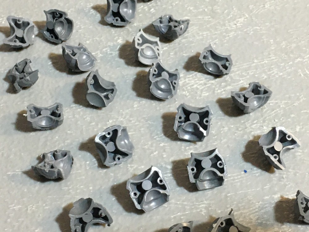 A26625 WARHAMMER 40K SPACE MARINES BITS LOT TORSO FRONTS BACKS + HEAD