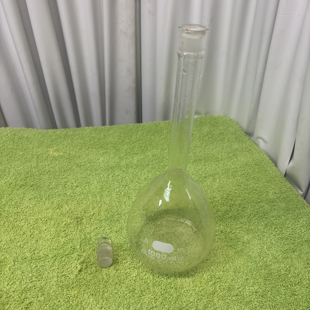(3) Corning Pyrex 1000 ml Class A Volumetric Flask with Stoppers