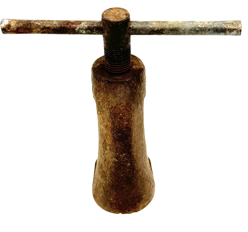 VINTAGE FLARING TOOL SCREWS IN & OUT AS IT SHOULD.