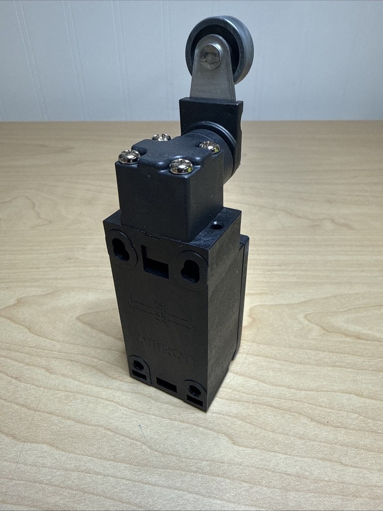 NEW! Omron D4N-1B22 Limit Switch 02822ZA
