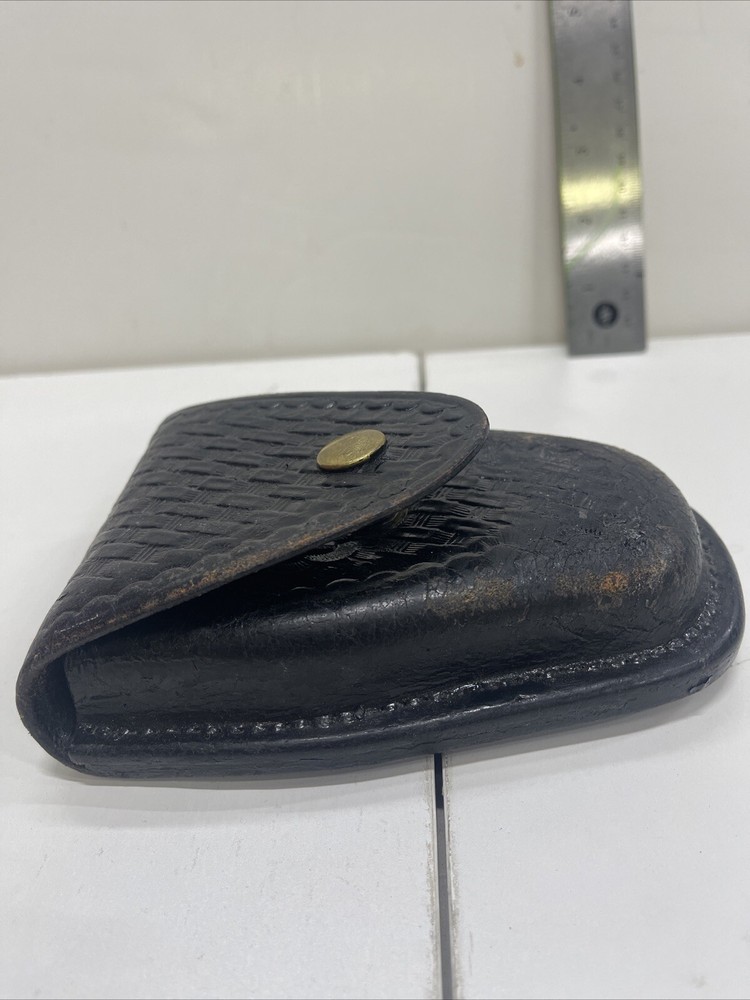 Command Leather Handcuff Case. Model 20032