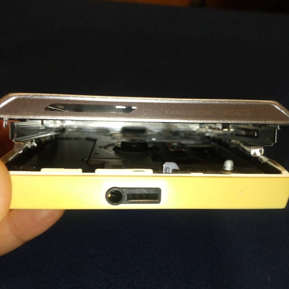 SONY MZ-E75 MD Walkman Portable MiniDisc Player Silver Remote Case Tested