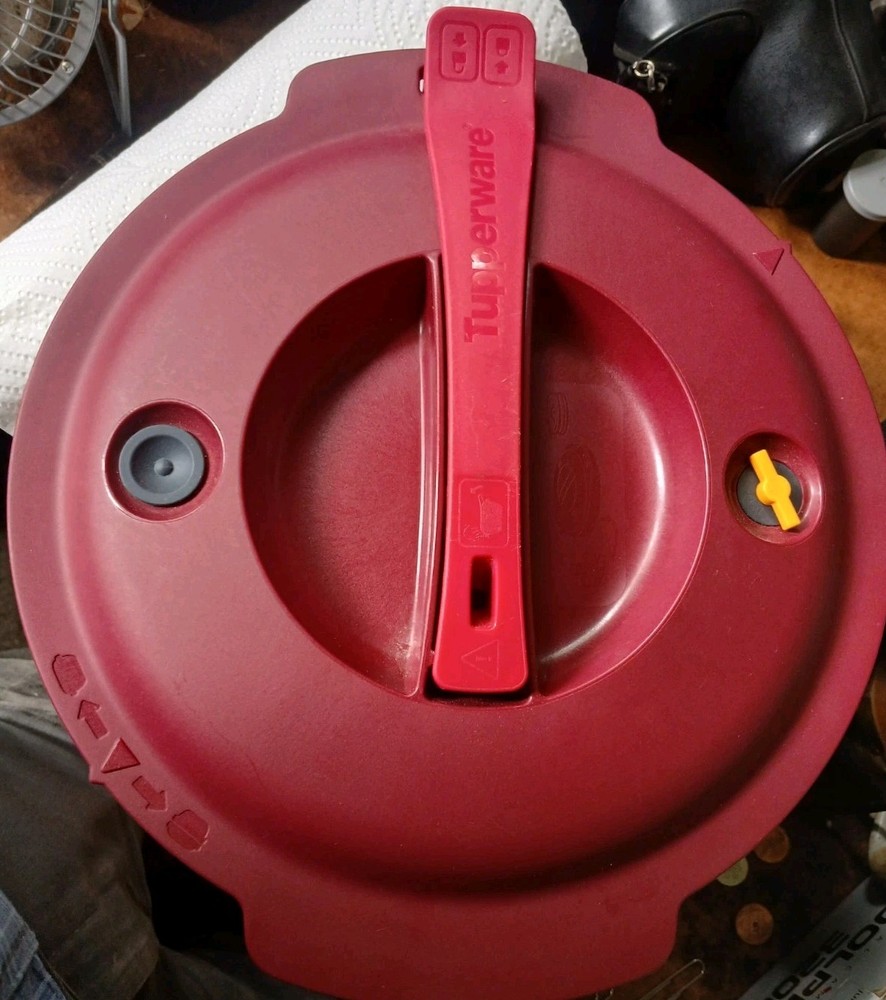 Tupperware Microwave 3-Quart Round Pressure Cooker. V.G. Condition