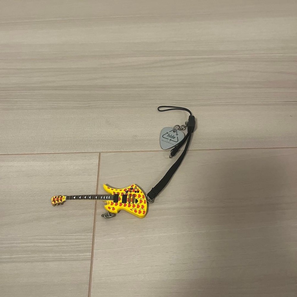 Stylish hide Hide Guitar Heart Keychain Strap