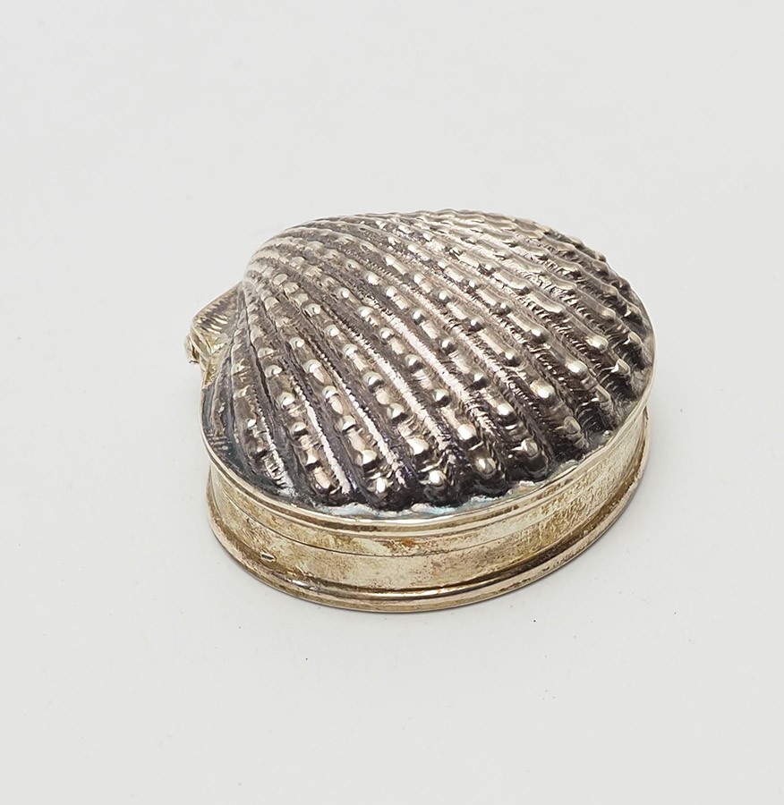 Beautiful designer vintage sterling silver shell shape trinket pill box