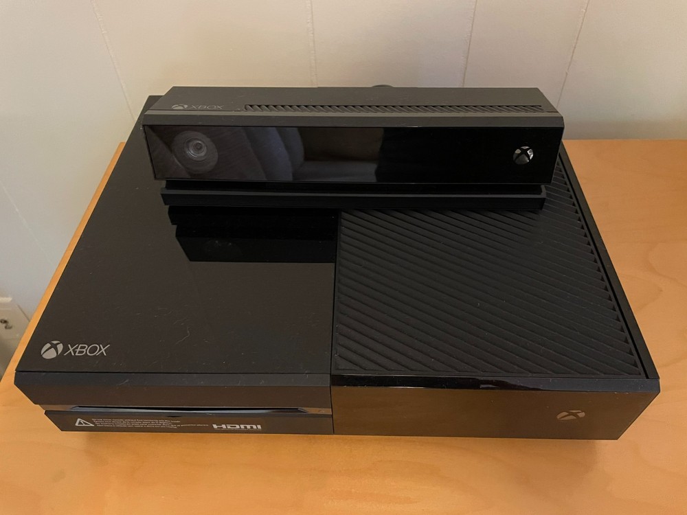 PREOWNED Xbox One Console with Kinect Bundle (Includes Chat Headset)