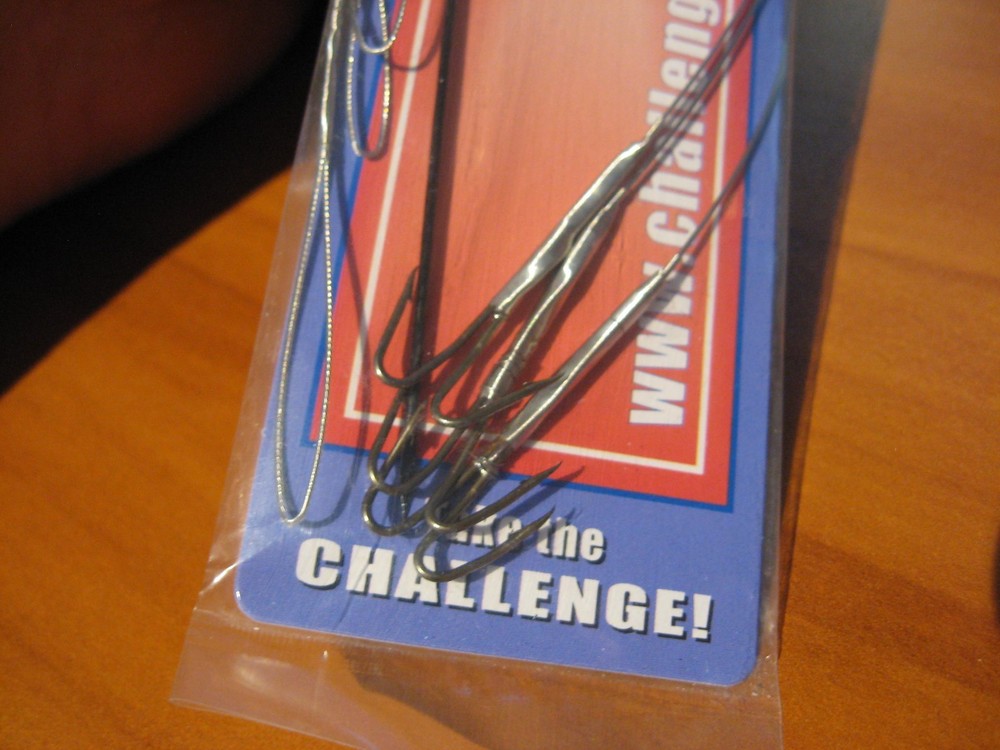 6 Wire Snelled Challenger Gorge Fish Hooks With Baiting Needle - Size 8