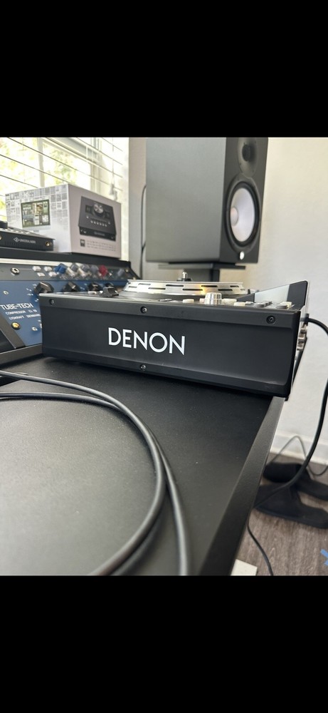 Denon DN-HS5500 2 deck in 1 Turntable Media Player Controller MIDI Controller