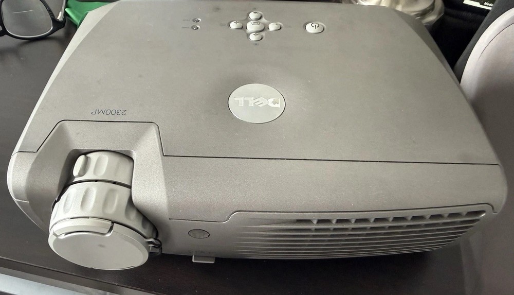 Dell 2300MP DLP Projector with Cables, Remote, and Case