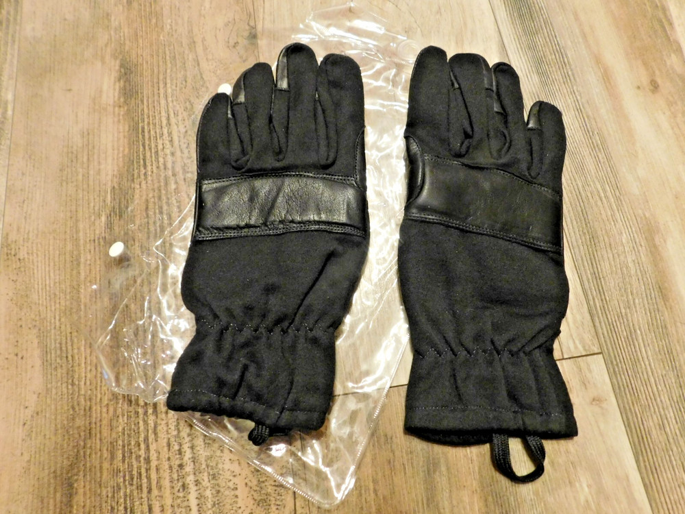 MEN'S BLACK GLOVES SIZE MED NEW