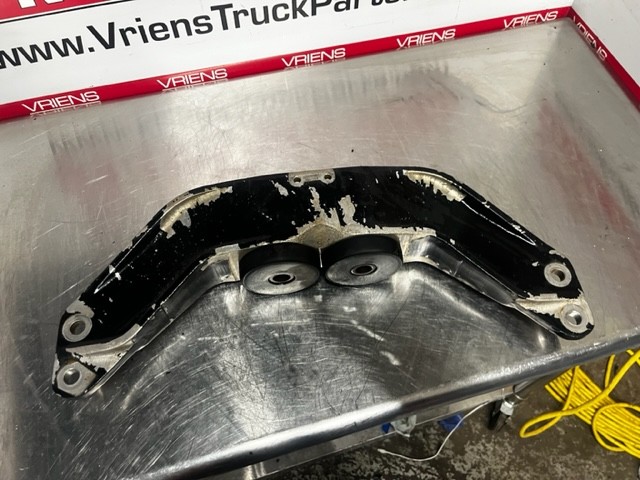 PETERBILT SUPPORT-ENGINE FRONT CAST ALUM 05-15046M002