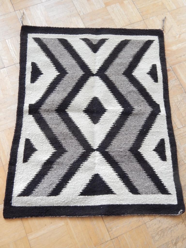 VINTAGE NAVAJO RUG WEAVING - ALL NATURAL DAZZLER - CLEAN AND NICE 28.5x36.25"