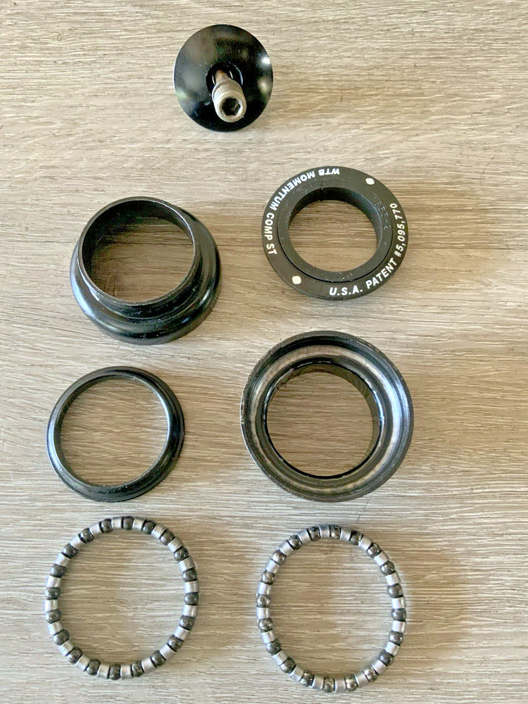 WTB MOMENTUM COMP THREADLESS HEADSET 1 1/8 INCH WITH STEM CAP AND BOLT